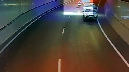 Un matelas s'échappe d'un camion et tombe sur un motard dans un tunnel