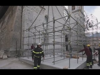 Скачать видео: Norcia (PG) - Terremoto, proseguono lavori per chiesa S.Maria Argentea (04.04.17)