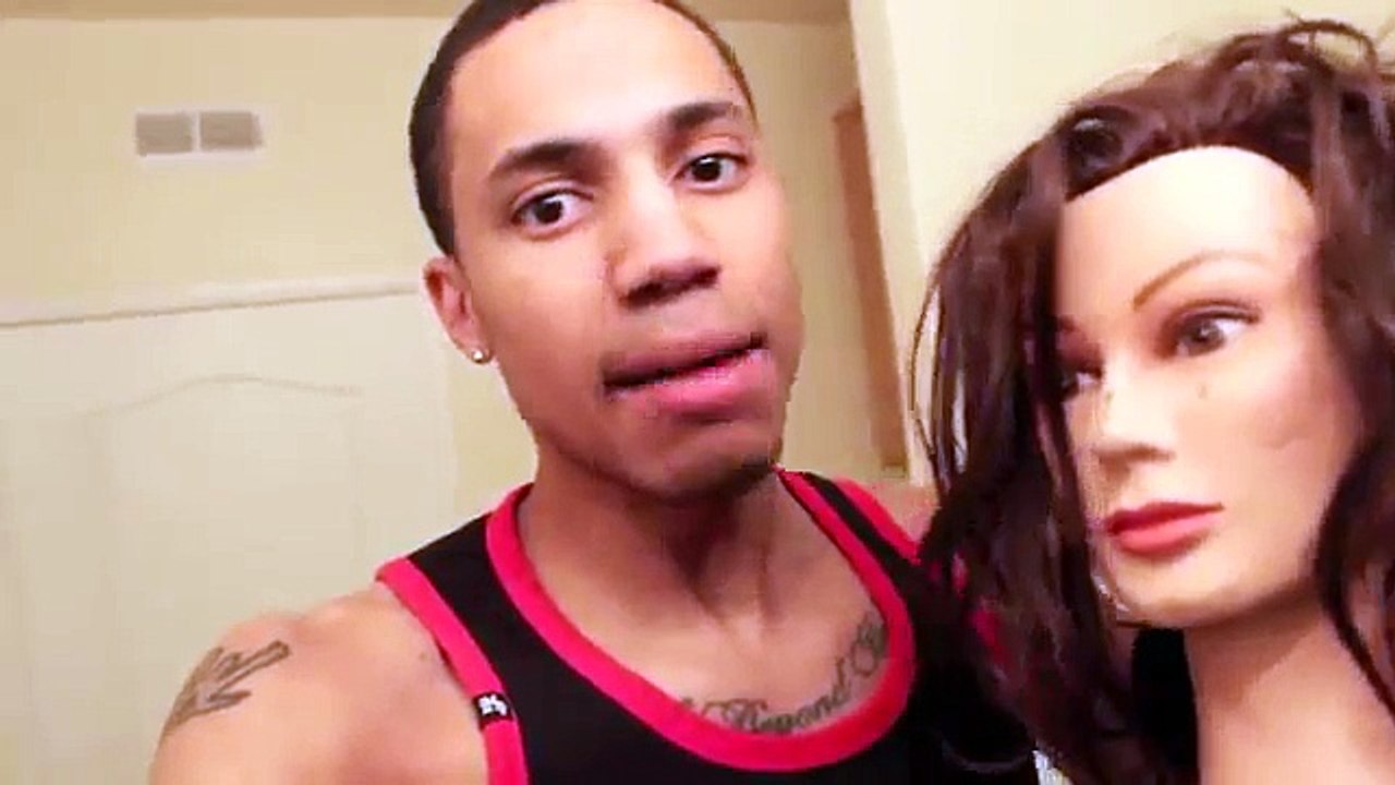 Une jeune femme surprend son copain avec une autre fille au lit, ce qui suit est piquant