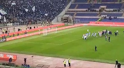 LAZIO IN FINALE, TUTTI SOTTO LO STRISCIONE CHE SFOTTE I ROMANISTI !