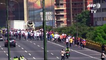 Oposición venezolana protesta contra “golpe”, chavismo reacciona