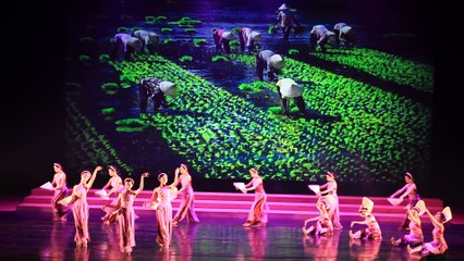 Múa nón lá_Đoàn ca múa nhạc nghệ thuật quân đội.