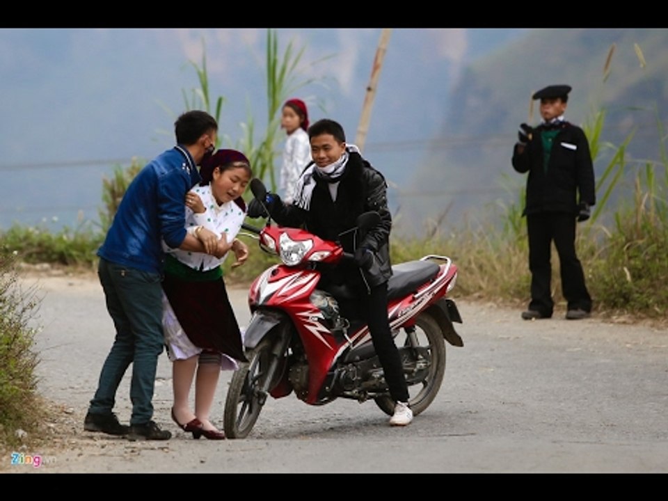 Clip Cảnh bắt người về làm vợ giữa đường vắng ở Hà Giang