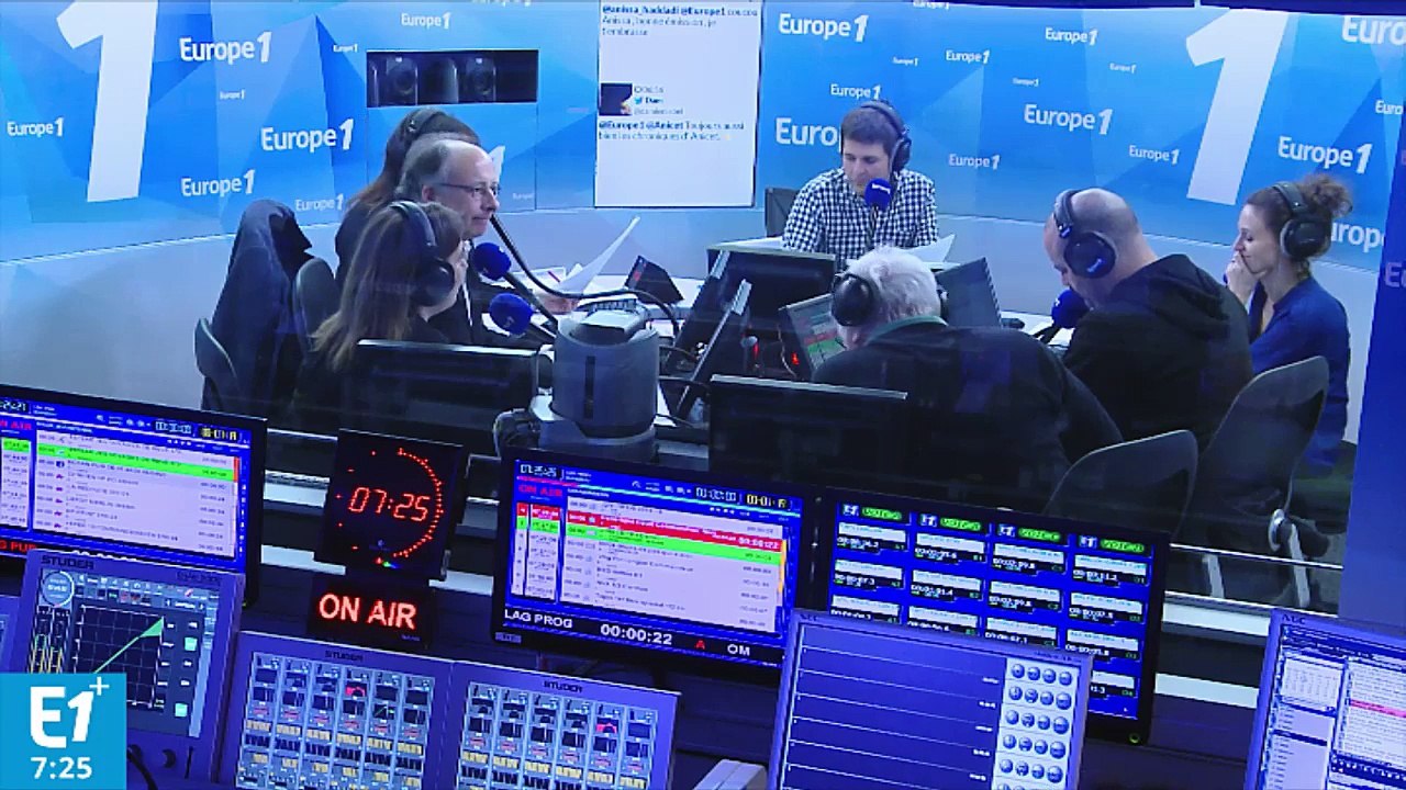 Philippe Poutou : "Ça vous dérange pas si je fais le débat en slobard ?  Il pleut, je suis venu en moto, j'ai le Jean tout mouillé."