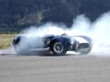 Cobra doin' some donuts with a corvette