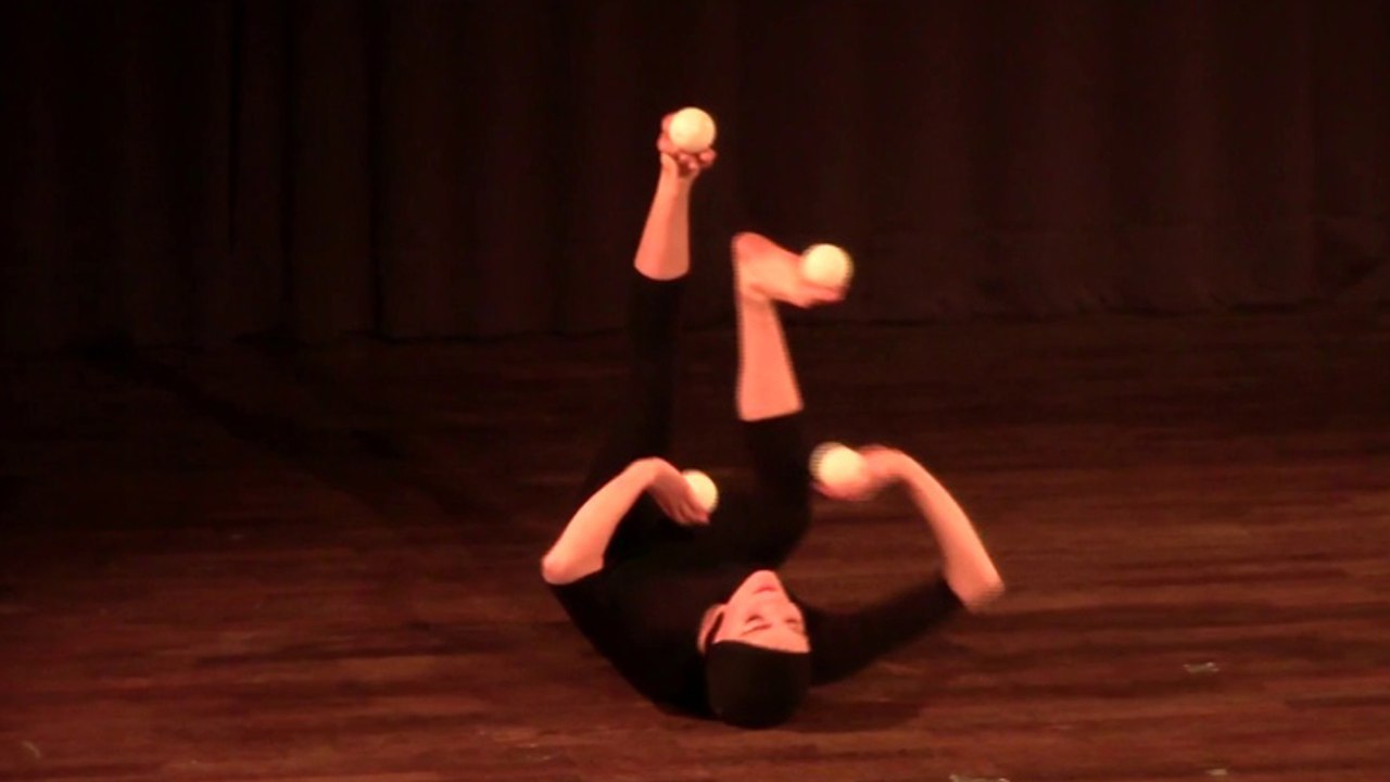 Elle jongle avec ses pieds et ses mains