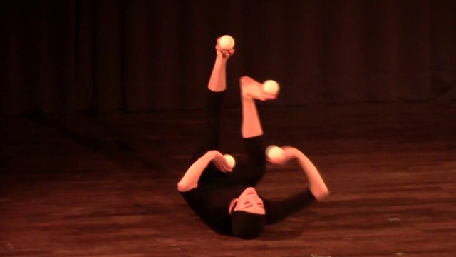 Elle jongle avec ses pieds et ses mains