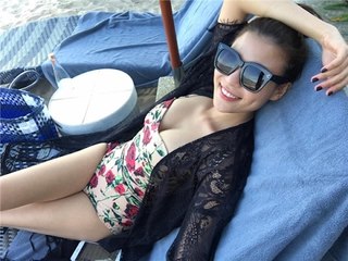 Thúy Diễm diện bikini gợi cảm cùng Lương Thế Thành tình tứ dạo biển - Hôm nay có gì?✔✔