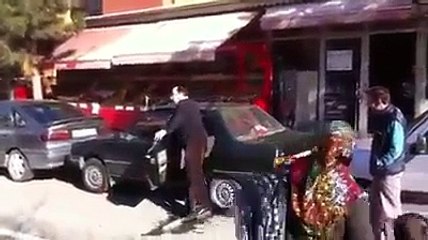 ZAGRADILI GA NA PARKINGU: Majstor je samo gurnuo LETVU pod točak – i pokazao MAGIJU fizike!