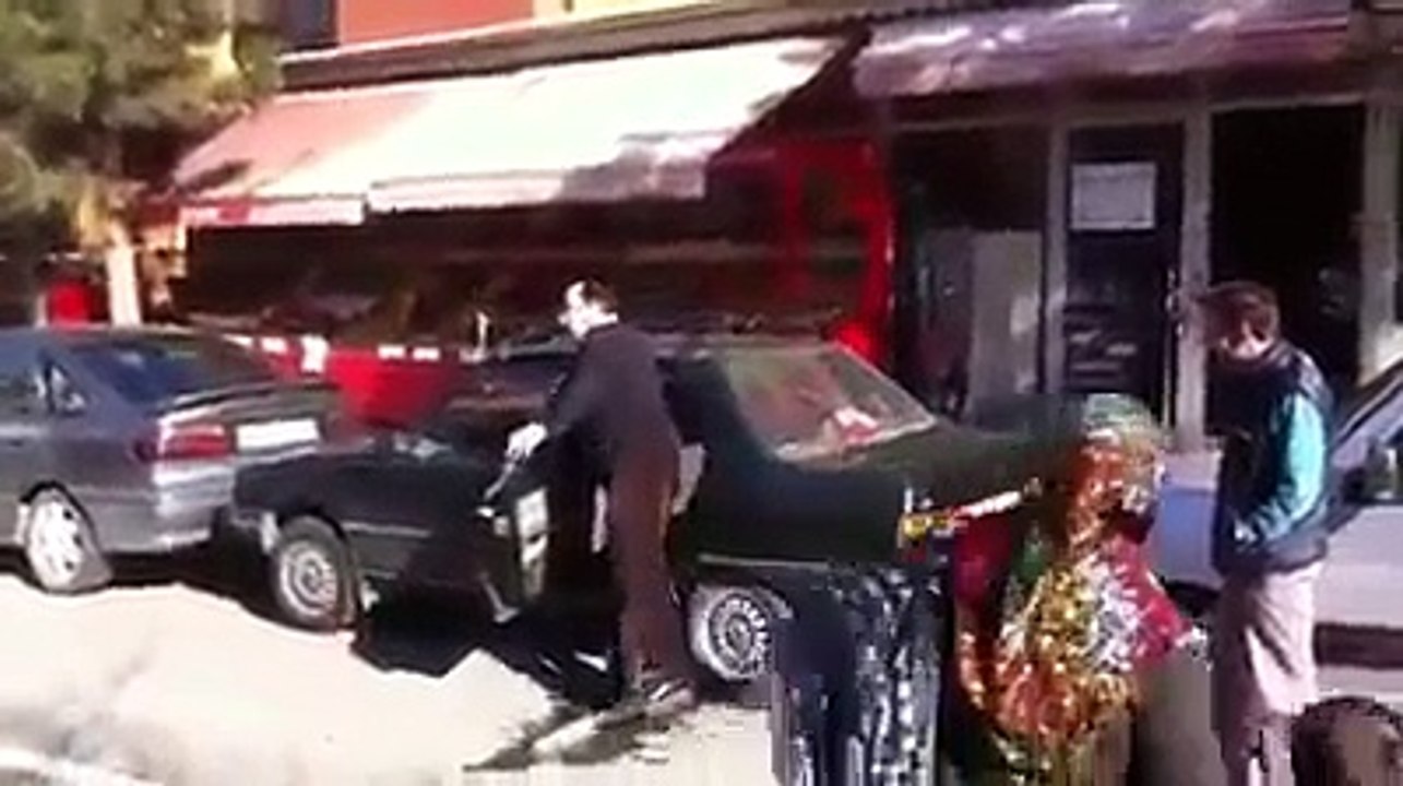 ZAGRADILI GA NA PARKINGU: Majstor je samo gurnuo LETVU pod točak – i pokazao MAGIJU fizike!