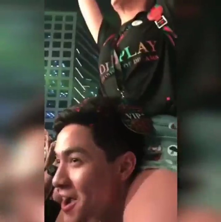 Alden Richards buhat2x si Maine Mendoza sa Coldplay Concert