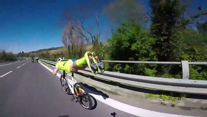La technique de descente de ce cycliste est incroyable