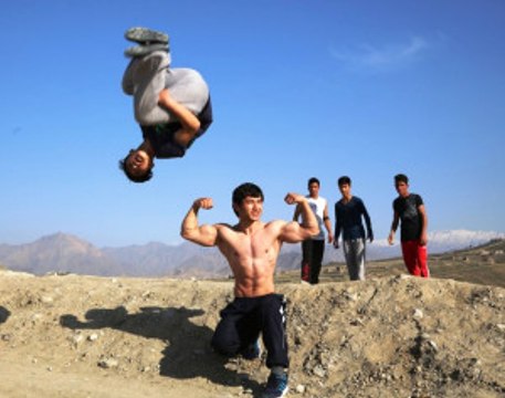 Afgan Gençler Savaş Kalıntılarının Arasında Parkour Sporuyla Kanatlanıyor