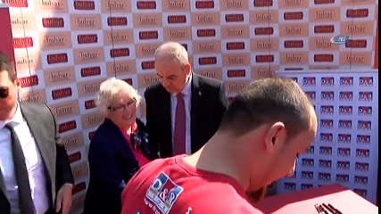 İlker Başbuğ’a Kitap İmzalatmak İsteyen Kadın Platformdan Düştü