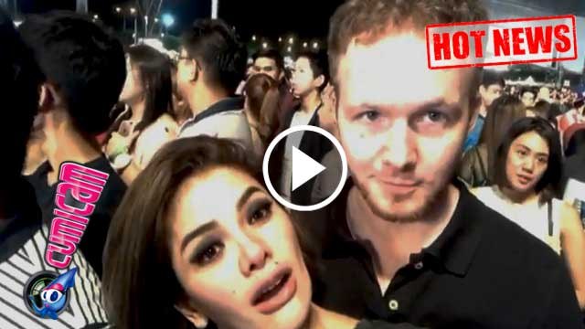 Hot News! Nonton Konser Coldplay, Nikita Goyang Bareng Bule Ganteng - Cumicam 05 April 2017