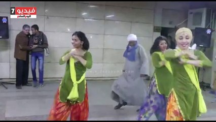 بالفيديو.. وصلة رقص صعيدى فى الاستعراض الهندى بمحطة مترو السادات