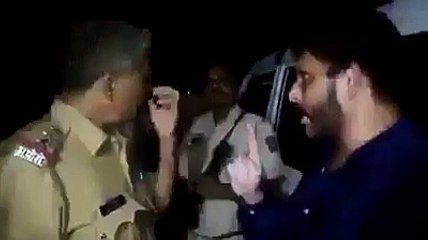 Indian Muslim Takes Class Of Police Officer Who Raid On Mosque