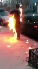 Regardez cette scène surréaliste ou un homme en feu marche tranquillement dans les rues de New York