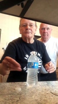 Une mamie fait la blague de la bouteille à son mari