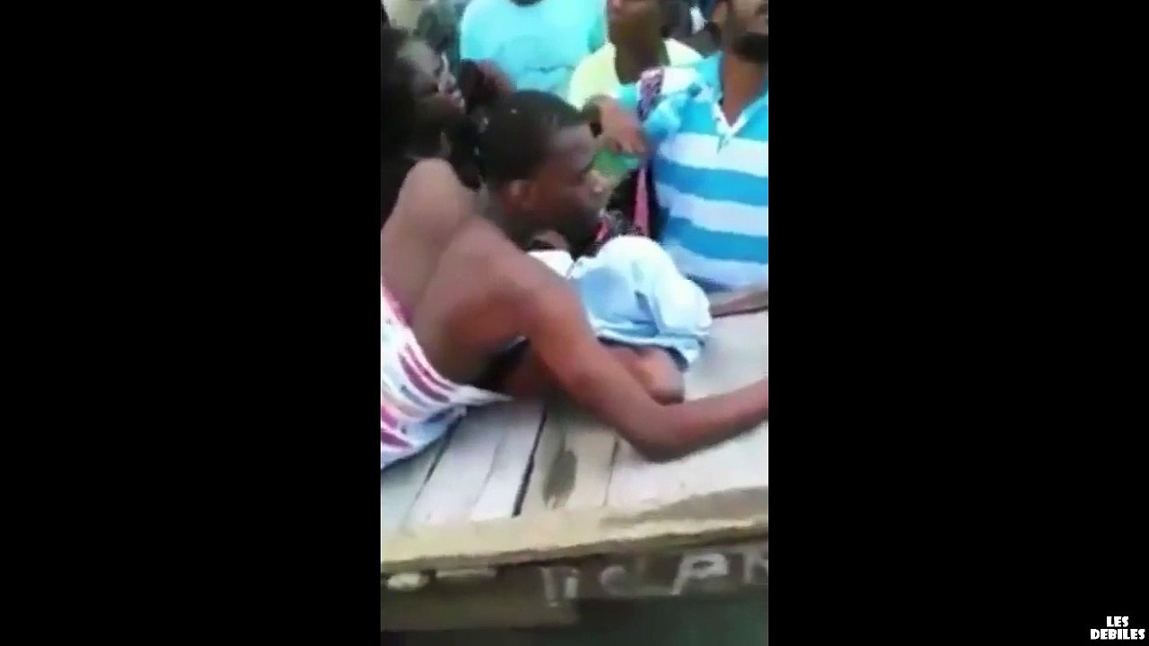 Cet homme marié se retrouve coincé dans sa maîtresse et se fait humilier par les gens de son village