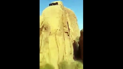 Ces hommes viennent en aide à des chèvres perdus dans le désert