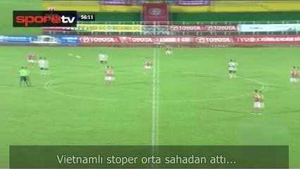 Vietnamlı stoper orta sahadan attı!