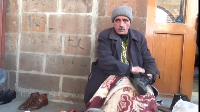 Engelli Baba Ayakkabı Boyayarak Geçimini Sağlıyor