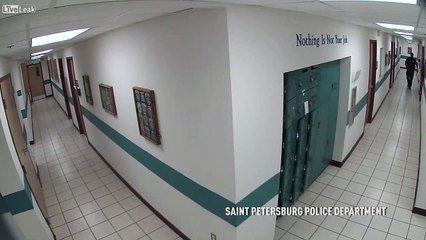 Ce policier a une grosse frayeur quand il voit une souris