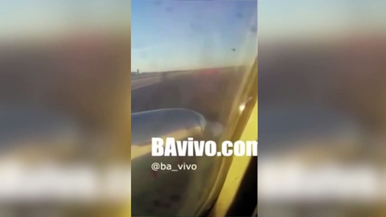 Pendant le décollage, la porte de leur avion s'ouvre accidentellement