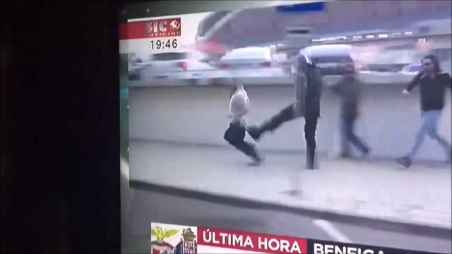 Ce flic portugais s'est pris pour un catcheur... regardez comment il stoppe un supporter