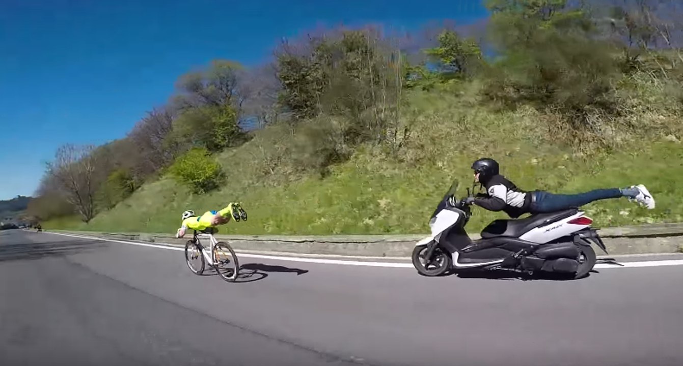 Un cycliste pulvérise ses adversaires avec cette position Superman