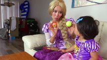 Rapunzel Baby Visits Eye doctor for new Glasses w_ Snow White, Princess Rapunzel, Doctor-TlIkdNvJxyU