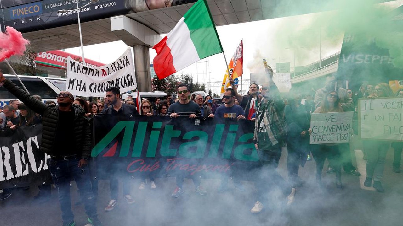 Protest gegen sparplan: alitalia-angestellte streiken