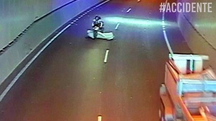 Este motociclista por poco muere tras ser chocado por…¡un colchón!
