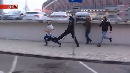 Un supporter tente de prendre la fuite.