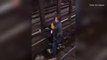 Il sauve un homme tombé sur les rails du métro de New York !