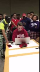 Il apprend son acceptation à Harvard !