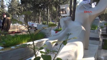 Mersin 'Cennetin Kuşları' Filmi Ekibi Özgecan'ın Mezarını Ziyaret Etti