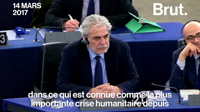 Son bébé dans les bras, une députée européenne prend la parole
