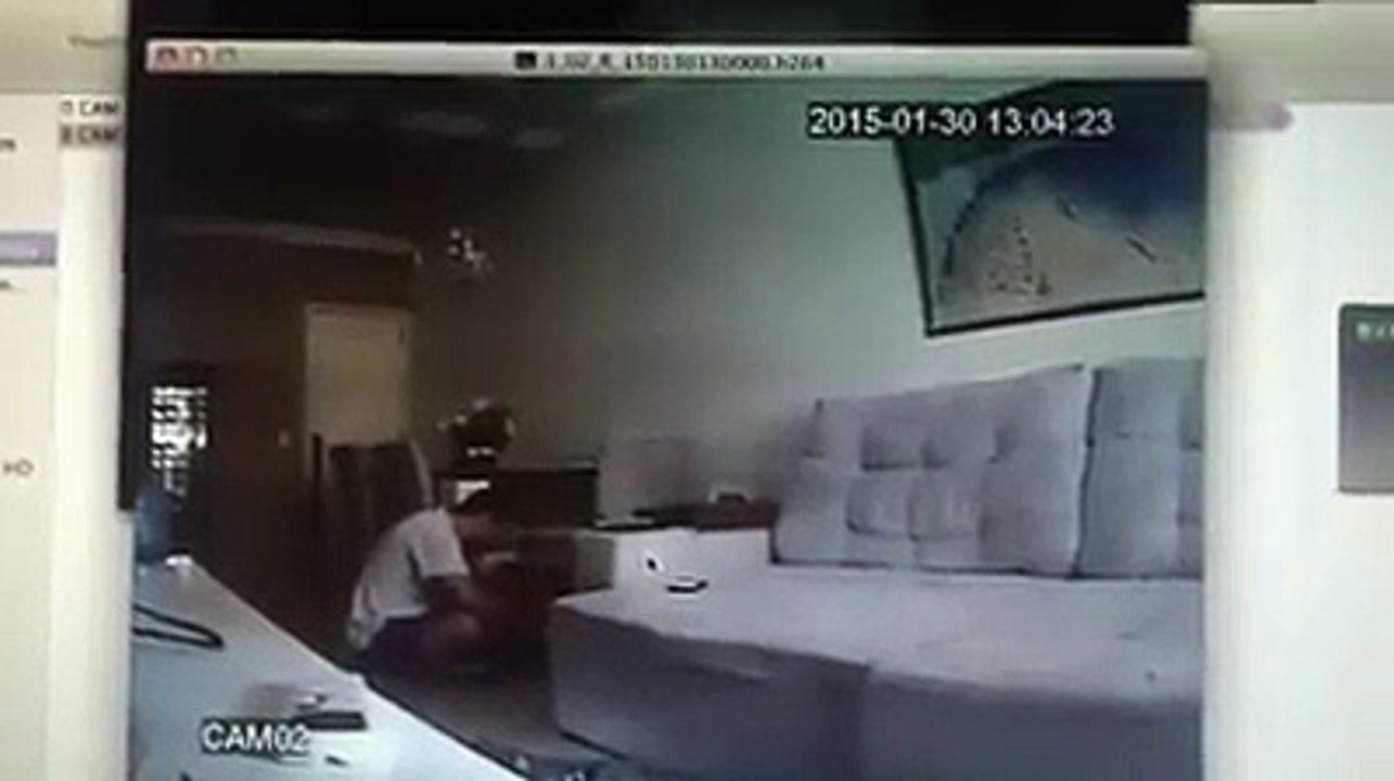 Elle laisse son fiancé seul avec son chien, quand elle voit ça sur la caméra, elle annule le mariage!