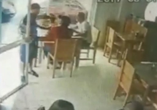 Video muestran como delincuentes entran a robar en un restaurante en Guayaquil