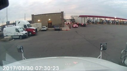 Il explose un camion avec sa camionnette et prend la fuite