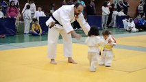 judocu küçük kızlar ve sevimli hareketleri