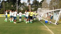 Goleiro do Palmeiras sofre ‘trote’ de jogadores em treino