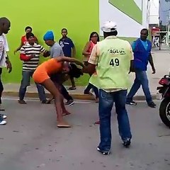 Hombre Se Pelea Fuertemente Con Un Homos3x4al A Quien Beso Pensando Que Era Una Mujer…