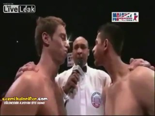 Ringe Girişiyle Yiyeceği Dayağı Hak Eden Boksör