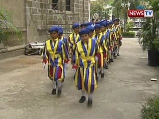 Little swiss guards, pope dance, at obra sa itlog ng ostrich, handog kay Pope Francis