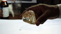 A espera de ofertas Serra Leoa atrasa venda de diamante