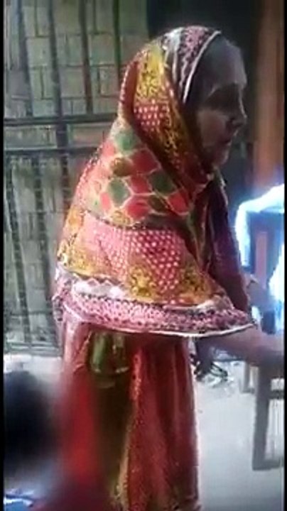 Aunty gormint mil gayeen! Yeh bik gai hai... -