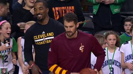 Kevin Love prend un ballon dans la tronche, JR Smith le réanime